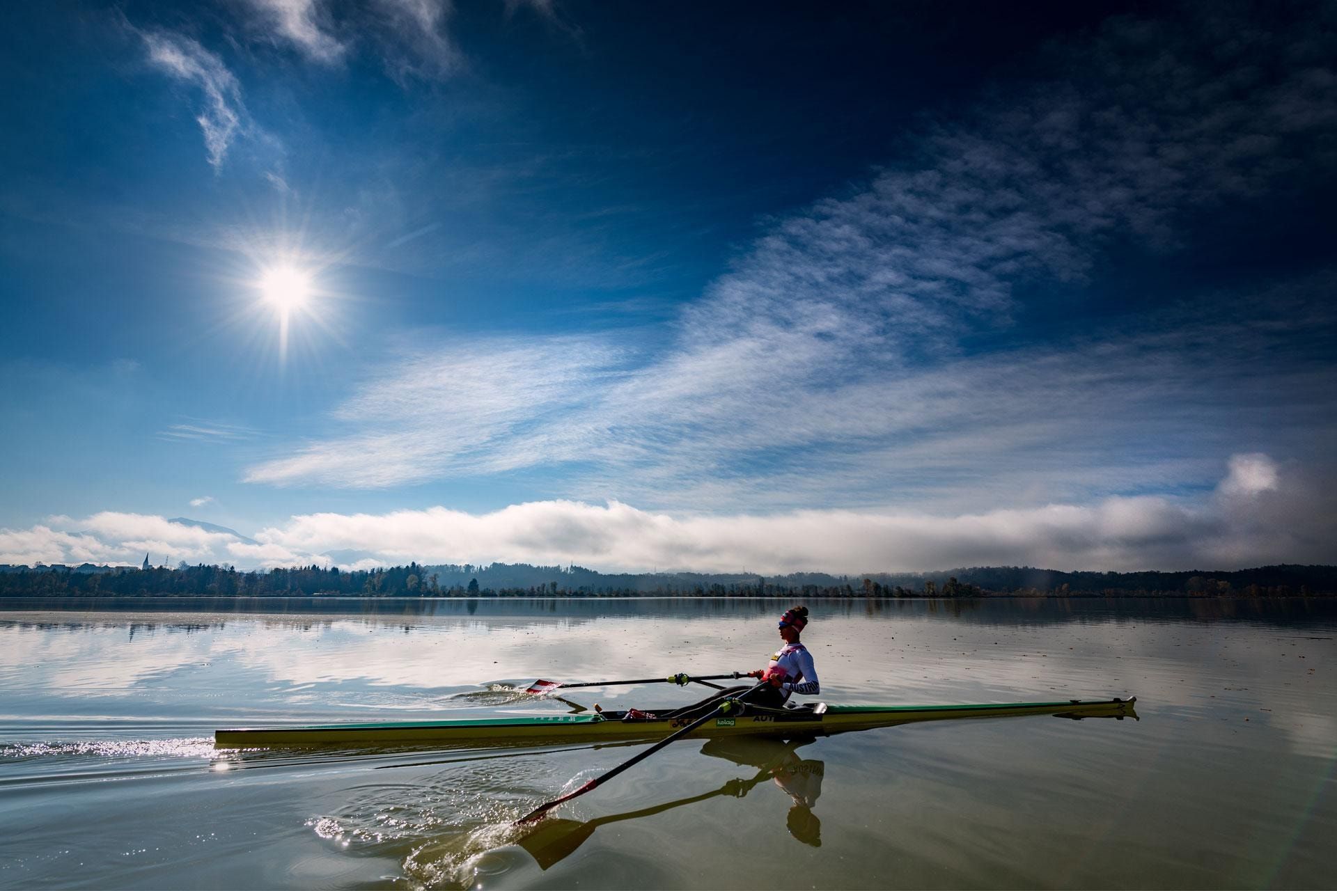 Ruderboot im Gegenlicht mit Sonnenstern
