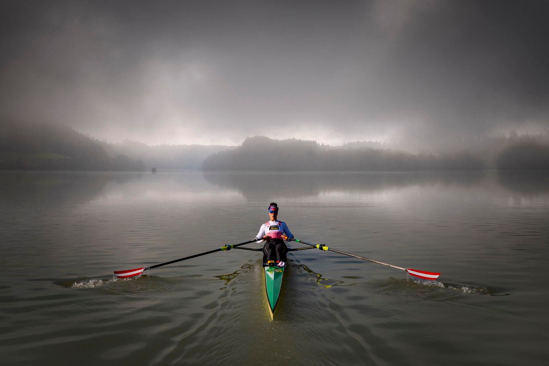 Ruderboot im Morgennebel auf einem See