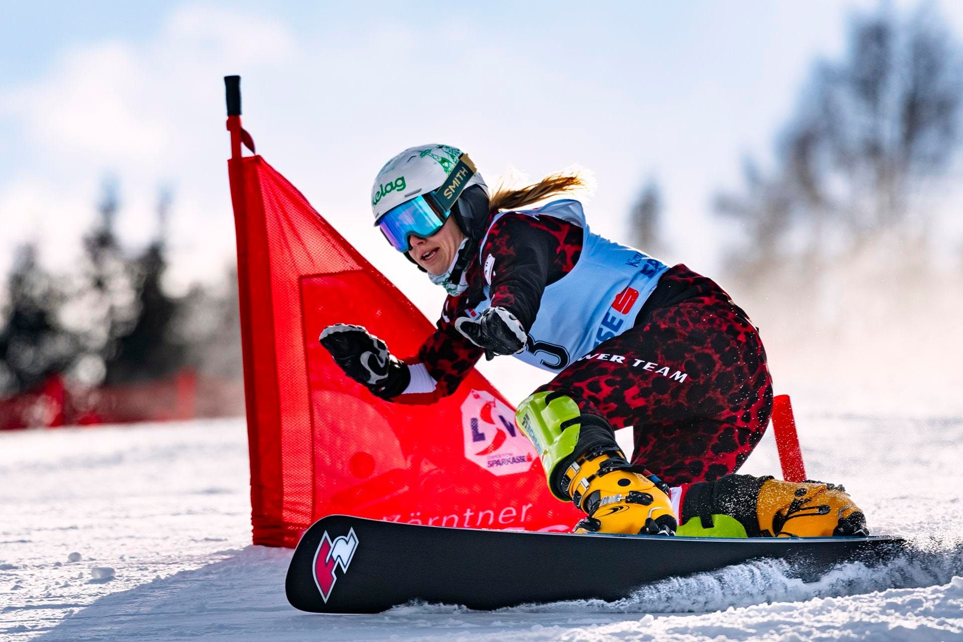 Snowboard-Rennen vor einem roten Tor